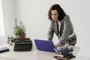 Mulher a trabalhar no computador remotamente.