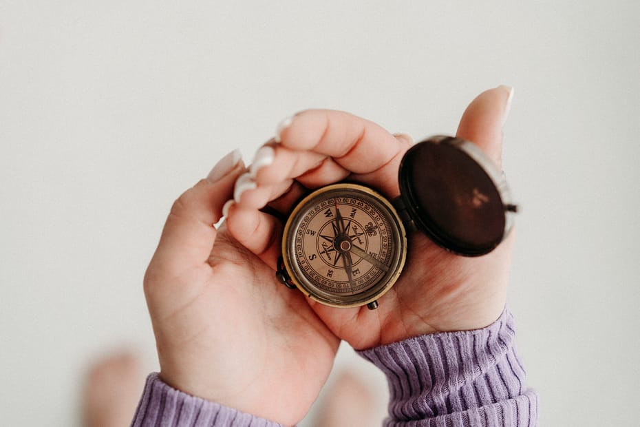 Empreendedor a reorientar a bússola que orienta os processos do negócio para reduzir dependência operacional